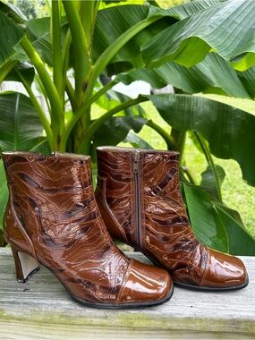 Vtg 90s Brown Embossed Ankle Boots - Women's Stylish Heeled Booties 2in Size 7.5